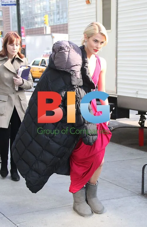 Vanessa Williams, Rachael Taylor on set of "666 Park Ave"