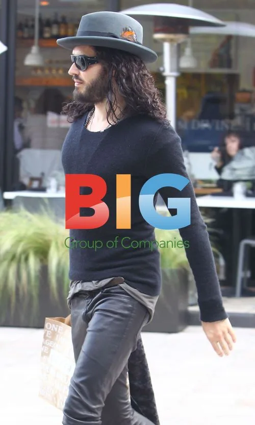 Russell Brand and Girlfriend Grabbing Lunch