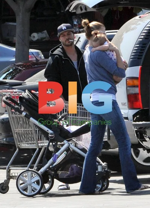 Kevin Federline with baby at Costco