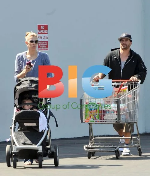 Kevin Federline with baby at Costco
