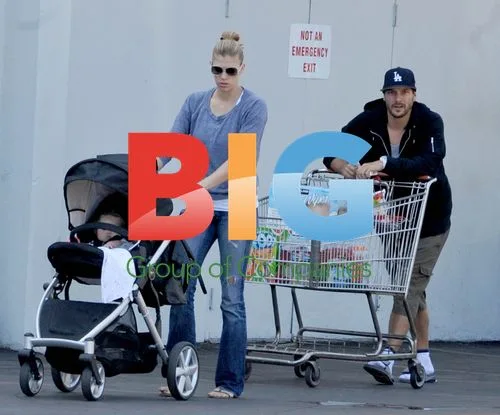 Kevin Federline Shops with Baby at Costco