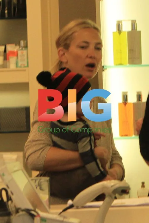 Kate Hudson Shopping with Baby Bingham in London