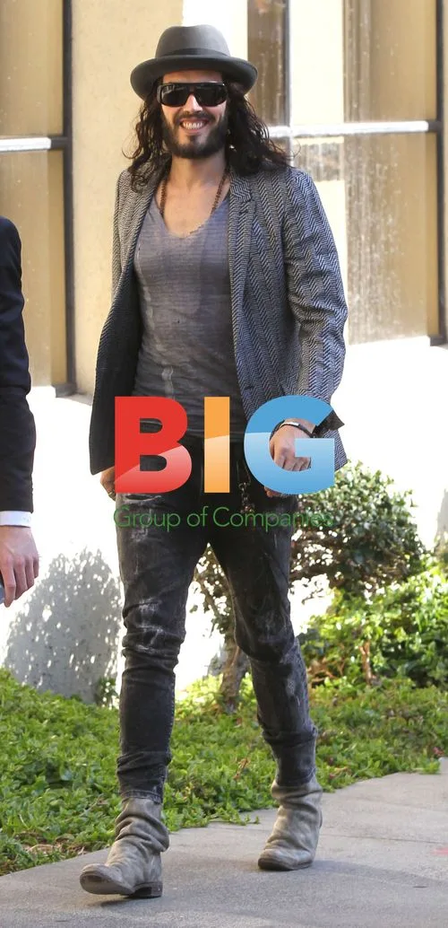 Russell Brand and girlfriend arrive in LA