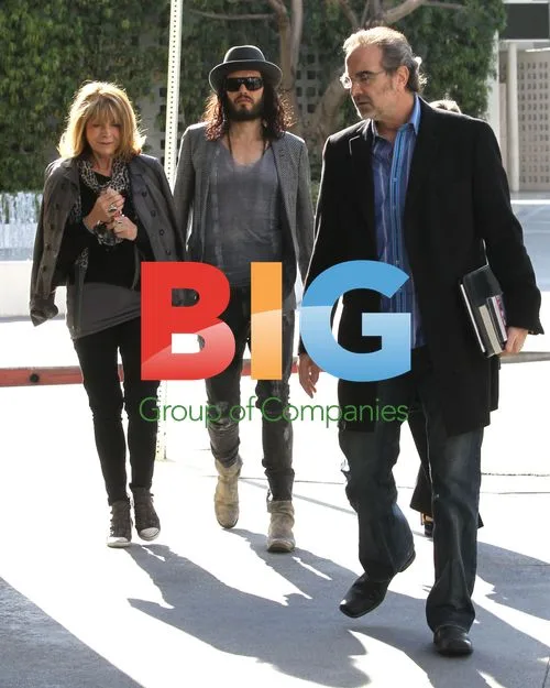 Russell Brand and girlfriend arrive in LA