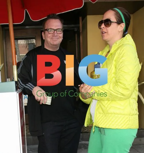 Tom Arnold & wife Ashley Groussman dine out