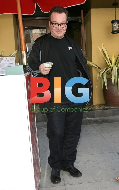 Tom Arnold & wife Ashley Groussman dine out