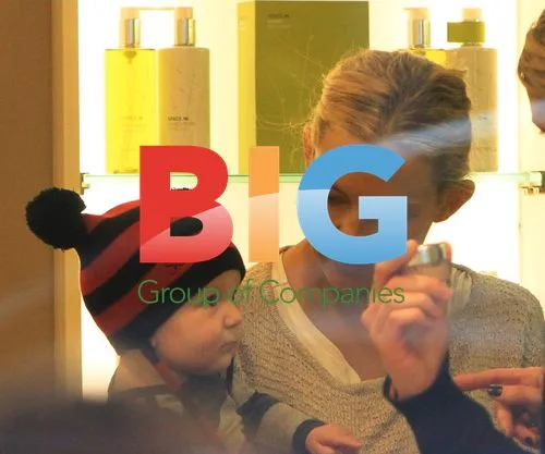 Kate Hudson shopping with baby Bingham in London