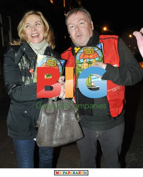 Kim Cattrall buys Big Issue in Glasgow