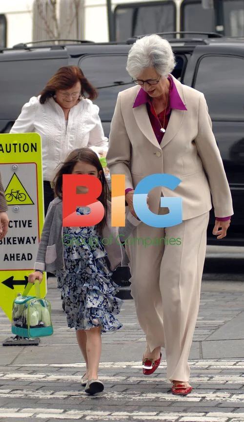 Kathleen Holmes and Suri Cruise Shopping in NYC