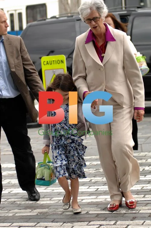 Kathleen Holmes and Suri Cruise Shopping in NYC