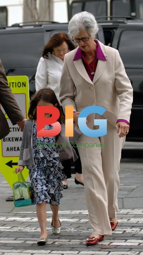 Kathleen Holmes and Suri Cruise Shopping in NYC
