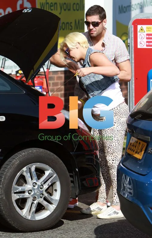 Kerry Katona and boyfriend get car serviced