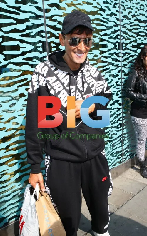 Johnny Robinson Leaves Hotel After Shopping