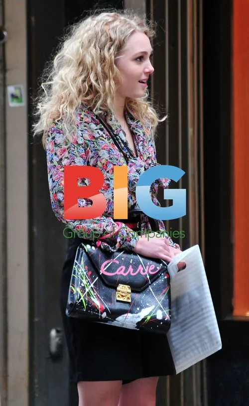 Actress AnnaSophia Robb on Carrie Diaries set