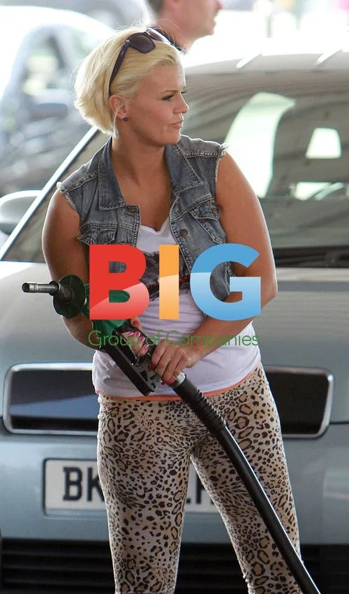 Kerry Katona and boyfriend make car pit stop