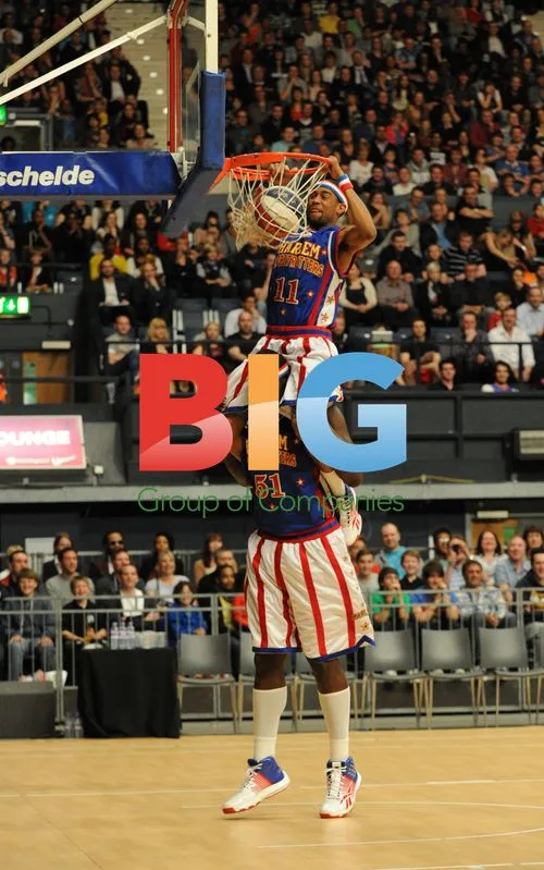 Harlem Globetrotters Entertain London Crowd