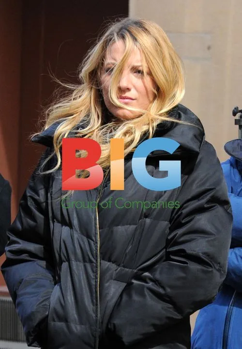 Actresses Amanda Setton and Blake Lively on Gossip Girl set