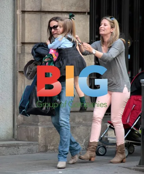 Temla Ortiz and daughters in Barcelona