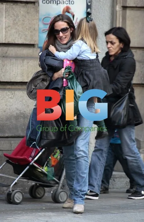 Temla Ortiz with daughters in Barcelona