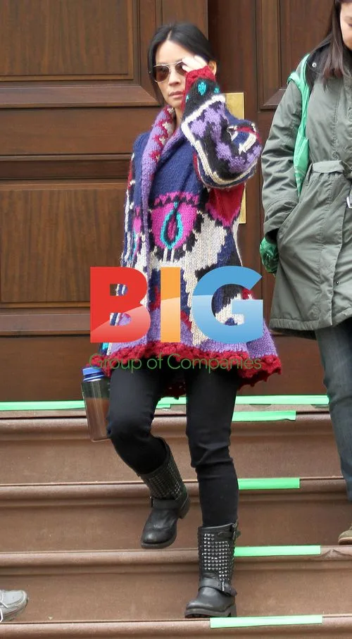 Lucy Liu and Jonny Lee Miller on 'Elementary' set