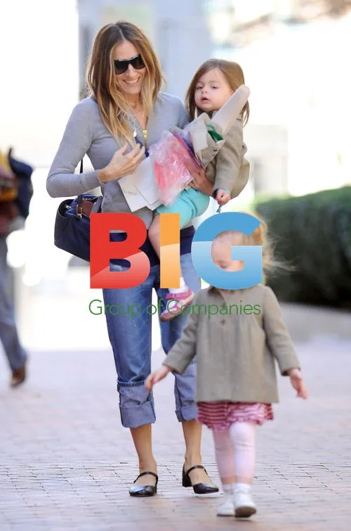 Sarah Jessica Parker picks up twin daughters