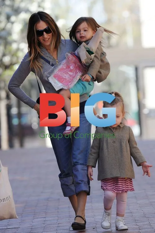 Sarah Jessica Parker picks up twins from school