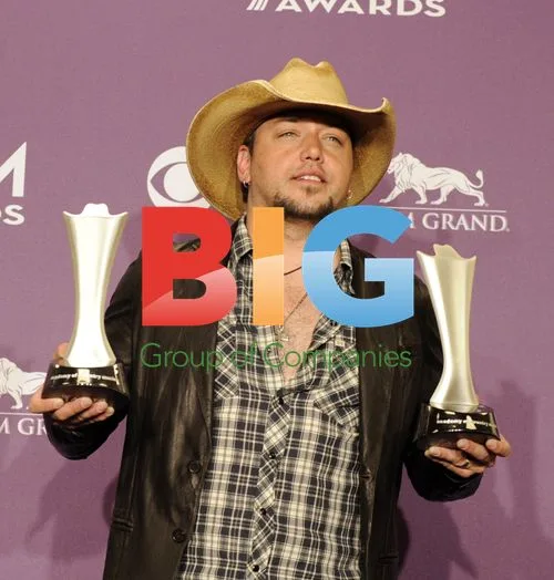 Jason Aldean poses backstage at ACM Awards