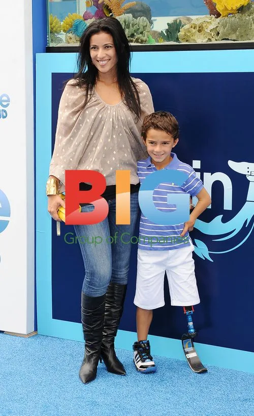 Bahar Soomekh and son at "Dolphin Tale" premiere