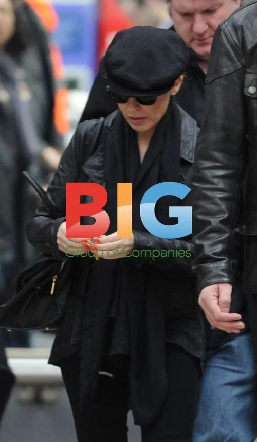 Kylie Minogue and Andres Velencoso at Train Station