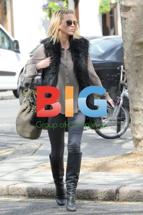 Sarah Harding Strolls in London
