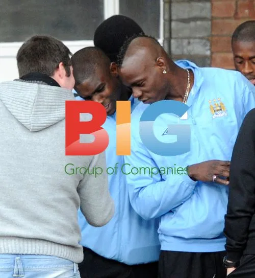 Manchester City Squad at Stockport Station