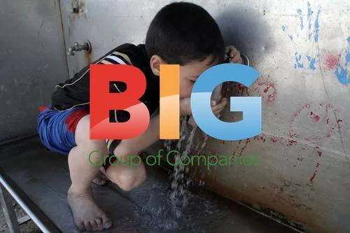 Palestinian child drinks water at UNRWA headquarters