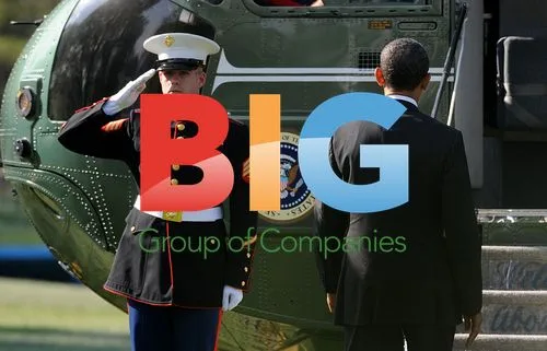 Barack Obama Waves from White House Lawn