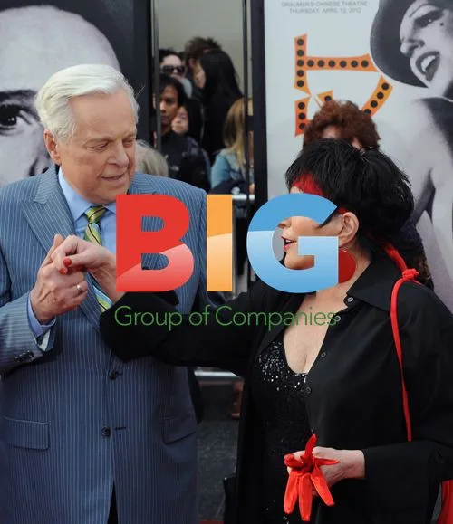 Liza Minnelli greeted by Robert Osborne at 'Cabaret' screening