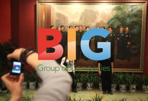 Chinese tourists at Beijing military museum
