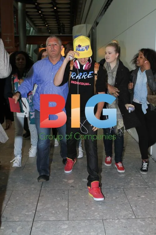 Justin Bieber Mobbed by Fans at Heathrow