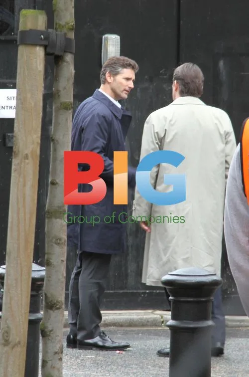 Eric Bana and Ciaran Hinds on Film Set