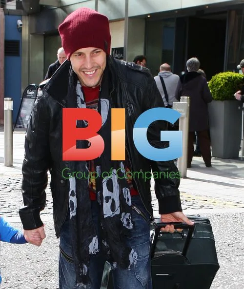 STEPS band member Lee Latchford-Evans leaving hotel