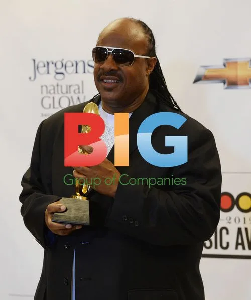 Stevie Wonder Backstage with Icon Award