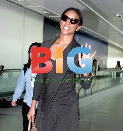 Kelly Rowland Arrives in London