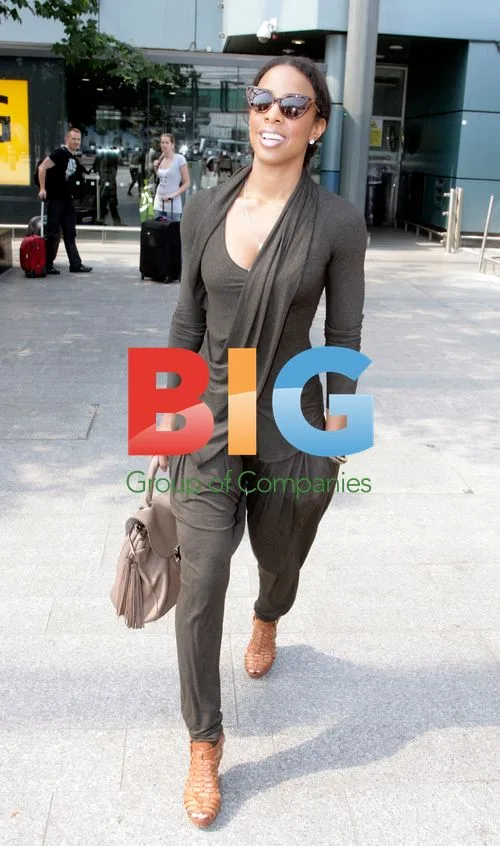 Kelly Rowland Arrives in London