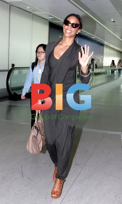 Kelly Rowland Arrives in London
