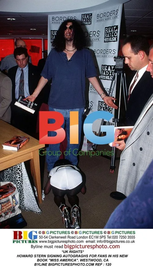 Howard Stern Signing Autographs for Fans