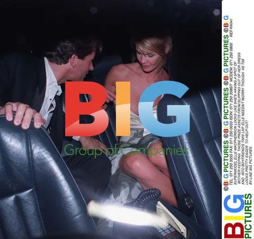 SUPERMODEL ELLE MACPHERSON HAVING WARDROBE MALFUNCTION