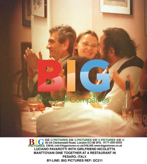 Luciano Pavarotti and Nicoletta Manttovani dine in Pesaro