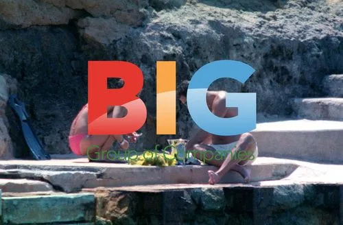 Elle Macpherson and partner in Ibiza