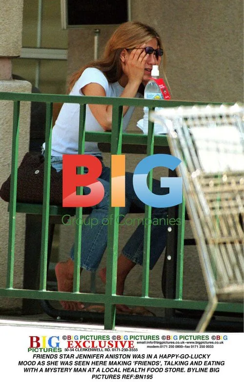 Jennifer Aniston Spotted at Health Food Store