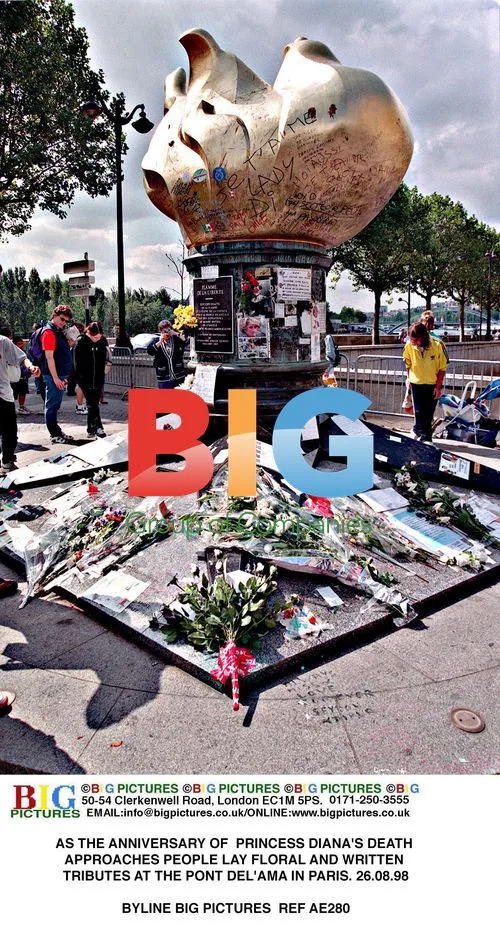 Tribute to Princess Diana in Paris