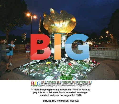 Tribute to Princess Diana at Pont de l'Alma, Paris