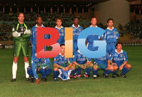 Chelsea team receives Super Cup after victory